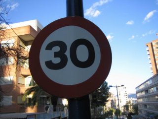 Prohibido circular a mas de30 km.  TRABAJO Y CIRCULACION