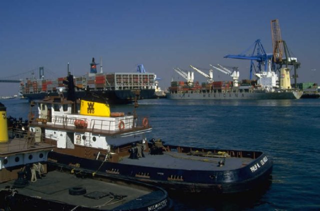 PUERTO REMOLCADORES  BARCOS AVIONES