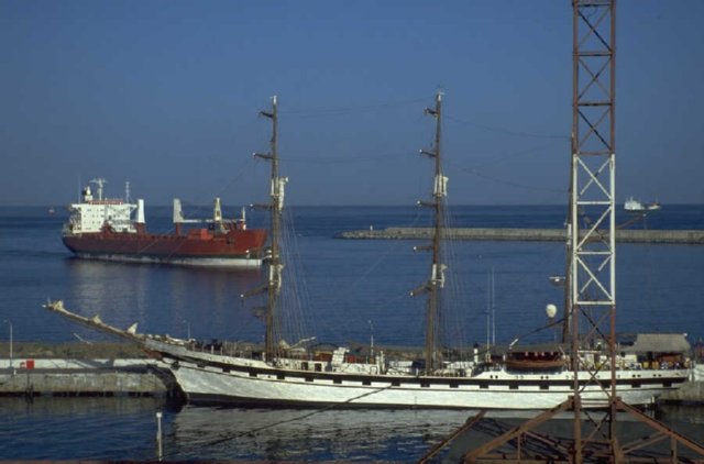 PUERTO VELERO  BARCOS AVIONES