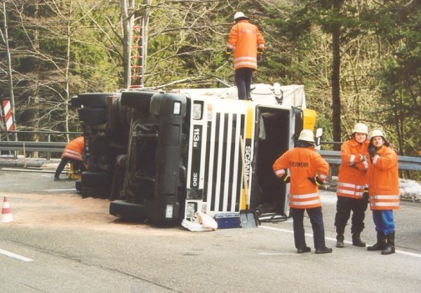 VUELCO CAMION  IMAGENES FOTOS